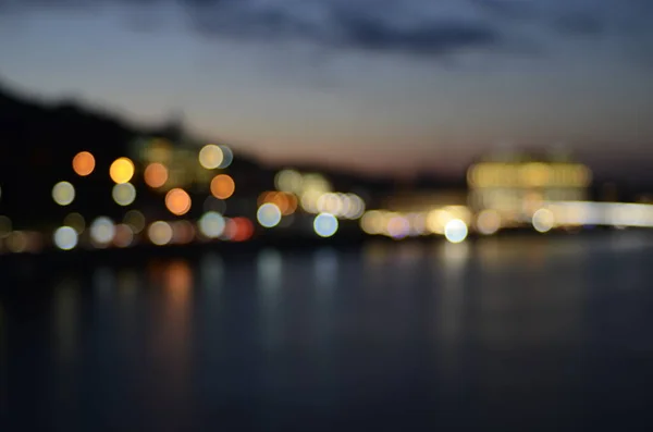 Plano Desenfocado Escena Nocturna Con Luces Reflejo Río — Foto de Stock