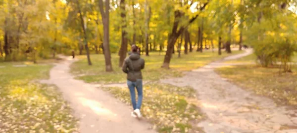 Tiro Desfocado Cena Parque Outono Com Pessoa Andando — Fotografia de Stock