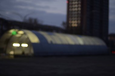 Gece ışıklarıyla metro girişinin odaklanmış görüntüsü.