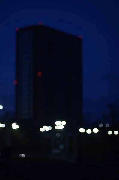 Gambar Defocused Dari Lampu Lalu Lintas Penuh Warna — Stok Foto