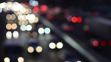 Hareket halindeki trafik ışıklarının odaklanmış görüntüleri