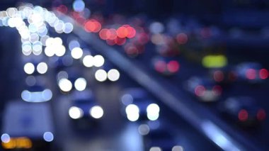 Hareket halindeki trafik ışıklarının odaklanmış görüntüleri