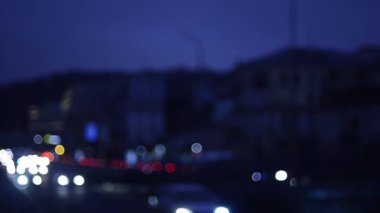 Hareket halindeki trafik ışıklarının odaklanmış görüntüleri