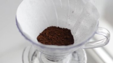V60 içindeki kahve görüntülerini kapat
