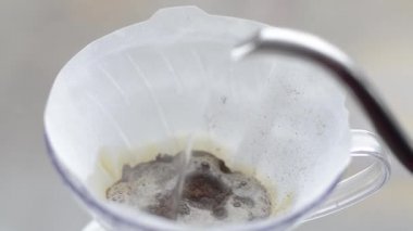 V60 'ta kahveye su dökülüyor.