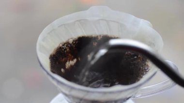 V60 'ta kahveye su dökülüyor.