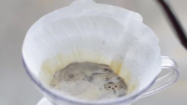 V60 'ta kahveye su dökülüyor.