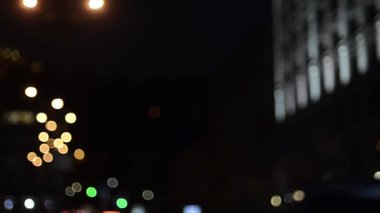 Hareket halindeki trafik ışıklarının odaklanmış görüntüleri
