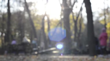 Hareket halindeki insanların olduğu park alanının odaklanmış görüntüleri