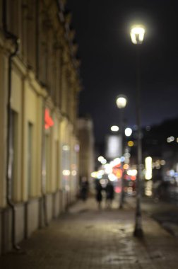 Akşam Kyiv sokak sahnesinin odaklanmamış görüntüsü 