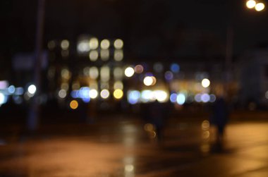 Akşam Kyiv sokak sahnesinin odaklanmamış görüntüsü 