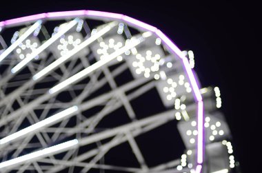 Dönme dolabın sönmüş görüntüsü gece aydınlandı.