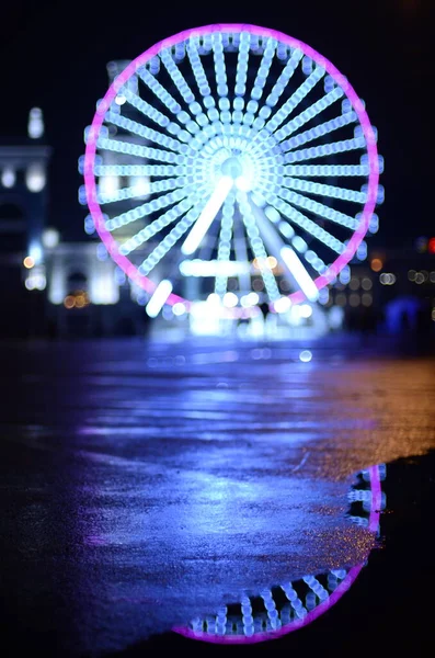 Unfokussierte Aufnahme Von Riesenrad Straßenszene Beleuchtet — Stockfoto