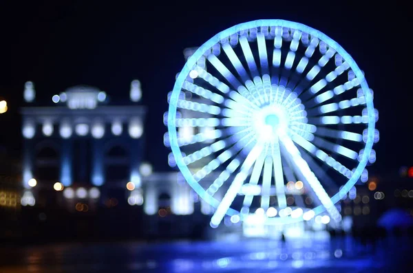 Tiro Desfocado Roda Gigante Iluminado Cena Rua — Fotografia de Stock