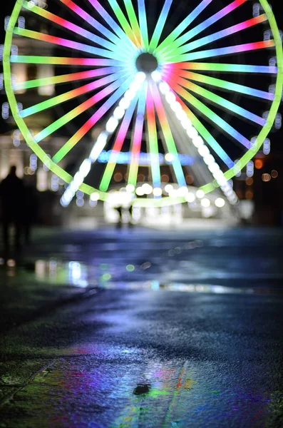 Unfocused Shot Ferris Wheel Illuminated Street Scene — Stock Photo, Image