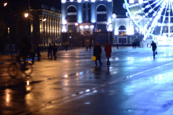 Люди Идущие Улице Подсветкой Колеса Обозрения — стоковое фото