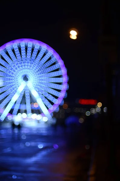 Unfokussierte Aufnahme Von Riesenrad Straßenszene Beleuchtet — Stockfoto