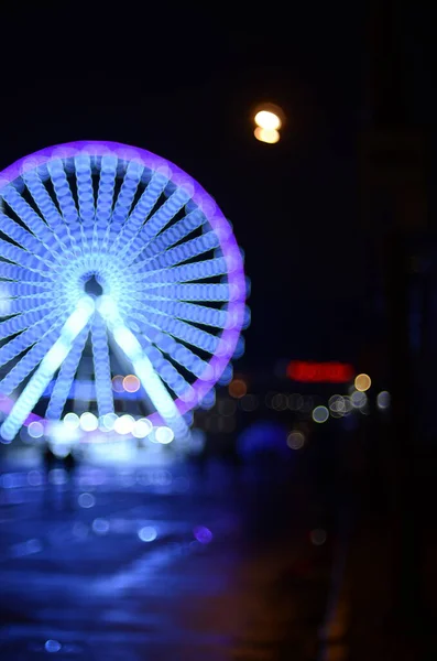 Unfocused Shot Ferris Wheel Illuminated Street Scene — Stock Photo, Image