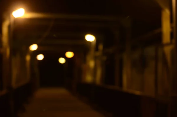 Gece Aydınlatılan Tünelin Odaksız Görüntüsü — Stok fotoğraf