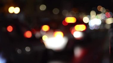 Hareket halindeki trafik ışıklarının odaklanmış görüntüleri