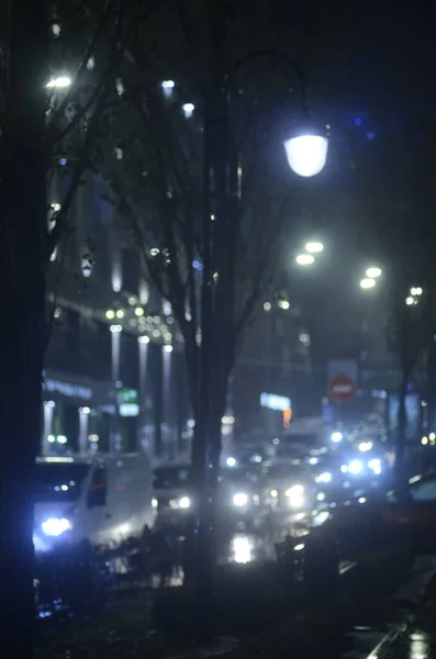 Visão Noturna Rua Cidade Com Carros Luzes — Fotografia de Stock