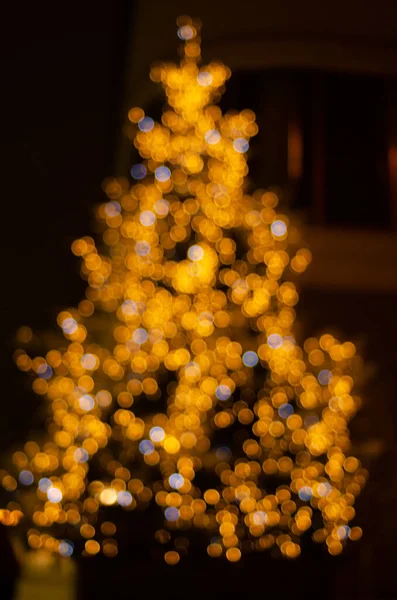 Defocused Night Shot Bokeh Lights Illuminated Christmas Tree — Fotografia de Stock