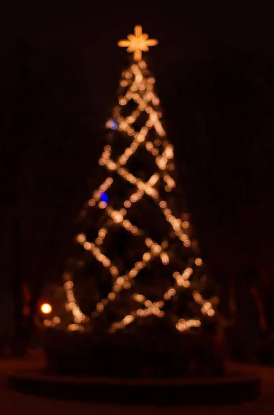 Defocused Νυχτερινή Λήψη Των Φώτων Bokeh Φωτισμένο Χριστουγεννιάτικο Δέντρο — Φωτογραφία Αρχείου