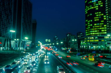 Gün batımında bulanık ışıkların soyut bulanık arkaplanı