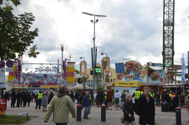 Münih, Almanya - 29 Eylül 2017 'de insanlar Münih, Almanya' daki Ekim Festivali 'ni kutluyorlar. Ekim Festivali dünyanın en büyük bira festivali.