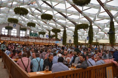 Münih, Almanya - 29 Eylül 2017 'de insanlar Münih, Almanya' daki Ekim Festivali 'ni kutluyorlar. Ekim Festivali dünyanın en büyük bira festivali.