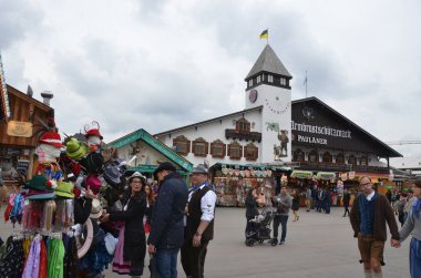 Münih, Almanya - 29 Eylül 2017 'de insanlar Münih, Almanya' daki Ekim Festivali 'ni kutluyorlar. Ekim Festivali dünyanın en büyük bira festivali.