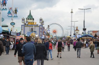 Münih, Almanya - 29 Eylül 2017 'de insanlar Münih, Almanya' daki Ekim Festivali 'ni kutluyorlar. Ekim Festivali dünyanın en büyük bira festivali.