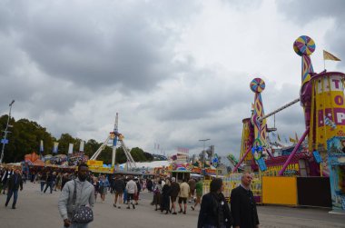 Münih, Almanya - 29 Eylül 2017 'de insanlar Münih, Almanya' daki Ekim Festivali 'ni kutluyorlar. Ekim Festivali dünyanın en büyük bira festivali.