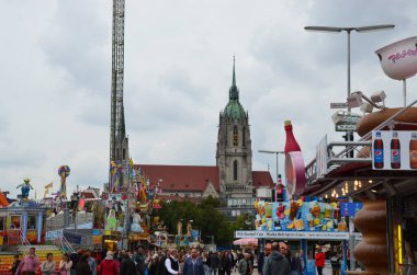 Münih, Almanya - 29 Eylül 2017 'de insanlar Münih, Almanya' daki Ekim Festivali 'ni kutluyorlar. Ekim Festivali dünyanın en büyük bira festivali.