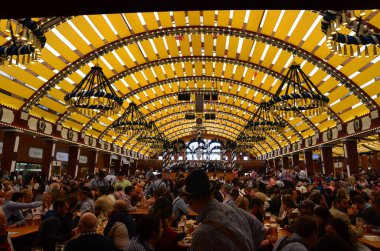 Münih, Almanya - 29 Eylül 2017 'de insanlar Münih, Almanya' daki Ekim Festivali 'ni kutluyorlar. Ekim Festivali dünyanın en büyük bira festivali.