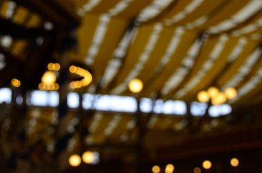 Münih, Almanya - 29 Eylül 2017 'de insanlar Münih, Almanya' daki Ekim Festivali 'ni kutluyorlar. Ekim Festivali dünyanın en büyük bira festivali / Bulanık Manzara