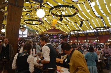 Münih, Almanya - 29 Eylül 2017 'de insanlar Münih, Almanya' daki Ekim Festivali 'ni kutluyorlar. Ekim Festivali dünyanın en büyük bira festivali.