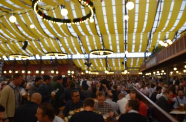 Münih, Almanya - 29 Eylül 2017 'de insanlar Münih, Almanya' daki Ekim Festivali 'ni kutluyorlar. Ekim Festivali dünyanın en büyük bira festivali.