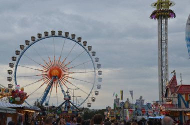Münih, Almanya - 29 Eylül 2017 'de insanlar Münih, Almanya' daki Ekim Festivali 'ni kutluyorlar. Ekim Festivali dünyanın en büyük bira festivali.