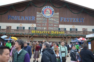 Münih, Almanya - 29 Eylül 2017 'de insanlar Münih, Almanya' daki Ekim Festivali 'ni kutluyorlar. Ekim Festivali dünyanın en büyük bira festivali.