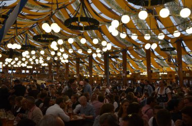 Münih, Almanya - 29 Eylül 2017 'de insanlar Münih, Almanya' daki Ekim Festivali 'ni kutluyorlar. Ekim Festivali dünyanın en büyük bira festivali.