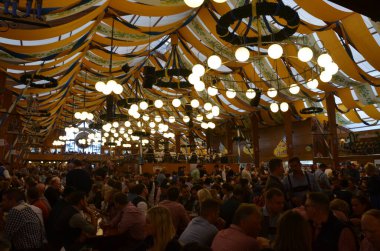 Münih, Almanya - 29 Eylül 2017 'de insanlar Münih, Almanya' daki Ekim Festivali 'ni kutluyorlar. Ekim Festivali dünyanın en büyük bira festivali.