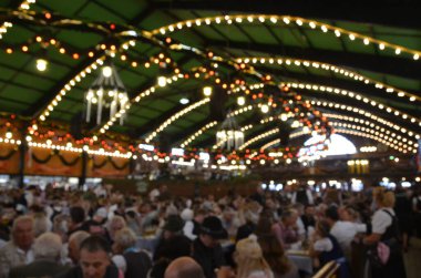Münih, Almanya - 29 Eylül 2017 'de insanlar Münih, Almanya' daki Ekim Festivali 'ni kutluyorlar. Ekim Festivali dünyanın en büyük bira festivali / Bulanık Manzara