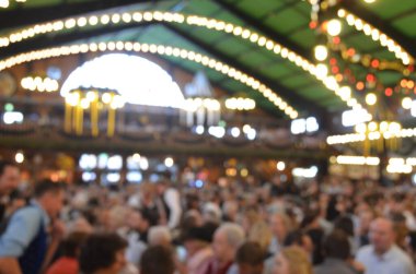 Münih, Almanya - 29 Eylül 2017 'de insanlar Münih, Almanya' daki Ekim Festivali 'ni kutluyorlar. Ekim Festivali dünyanın en büyük bira festivali / Bulanık Manzara