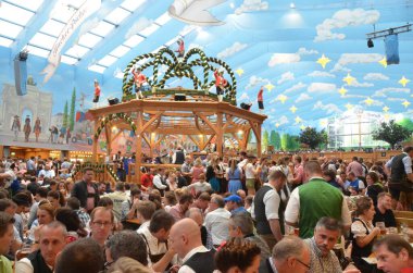 Münih, Almanya - 29 Eylül 2017 'de insanlar Münih, Almanya' daki Ekim Festivali 'ni kutluyorlar. Ekim Festivali dünyanın en büyük bira festivali.