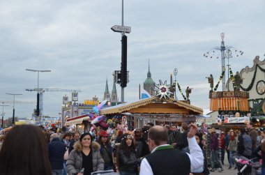 Münih, Almanya - 29 Eylül 2017 'de insanlar Münih, Almanya' daki Ekim Festivali 'ni kutluyorlar. Ekim Festivali dünyanın en büyük bira festivali.