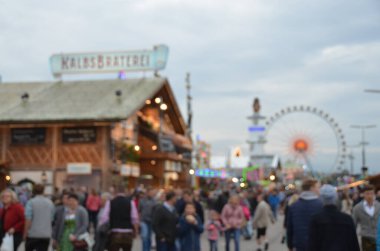 Münih, Almanya - 29 Eylül 2017 'de insanlar Münih, Almanya' daki Ekim Festivali 'ni kutluyorlar. Ekim Festivali dünyanın en büyük bira festivali / Bulanık Manzara