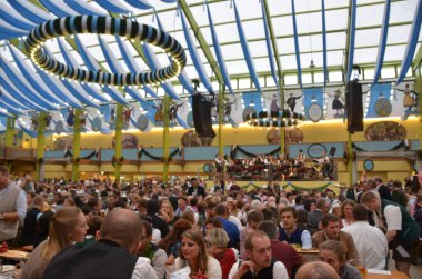 Münih, Almanya - 29 Eylül 2017 'de insanlar Münih, Almanya' daki Ekim Festivali 'ni kutluyorlar. Ekim Festivali dünyanın en büyük bira festivali.