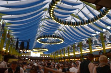 Münih, Almanya - 29 Eylül 2017 'de insanlar Münih, Almanya' daki Ekim Festivali 'ni kutluyorlar. Ekim Festivali dünyanın en büyük bira festivali / Bulanık Manzara