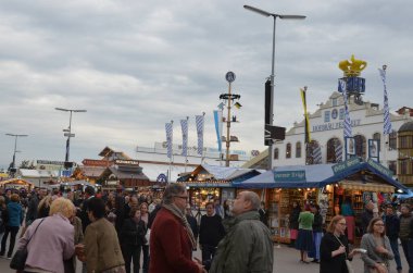 Münih, Almanya - 29 Eylül 2017 'de insanlar Münih, Almanya' daki Ekim Festivali 'ni kutluyorlar. Ekim Festivali dünyanın en büyük bira festivali.